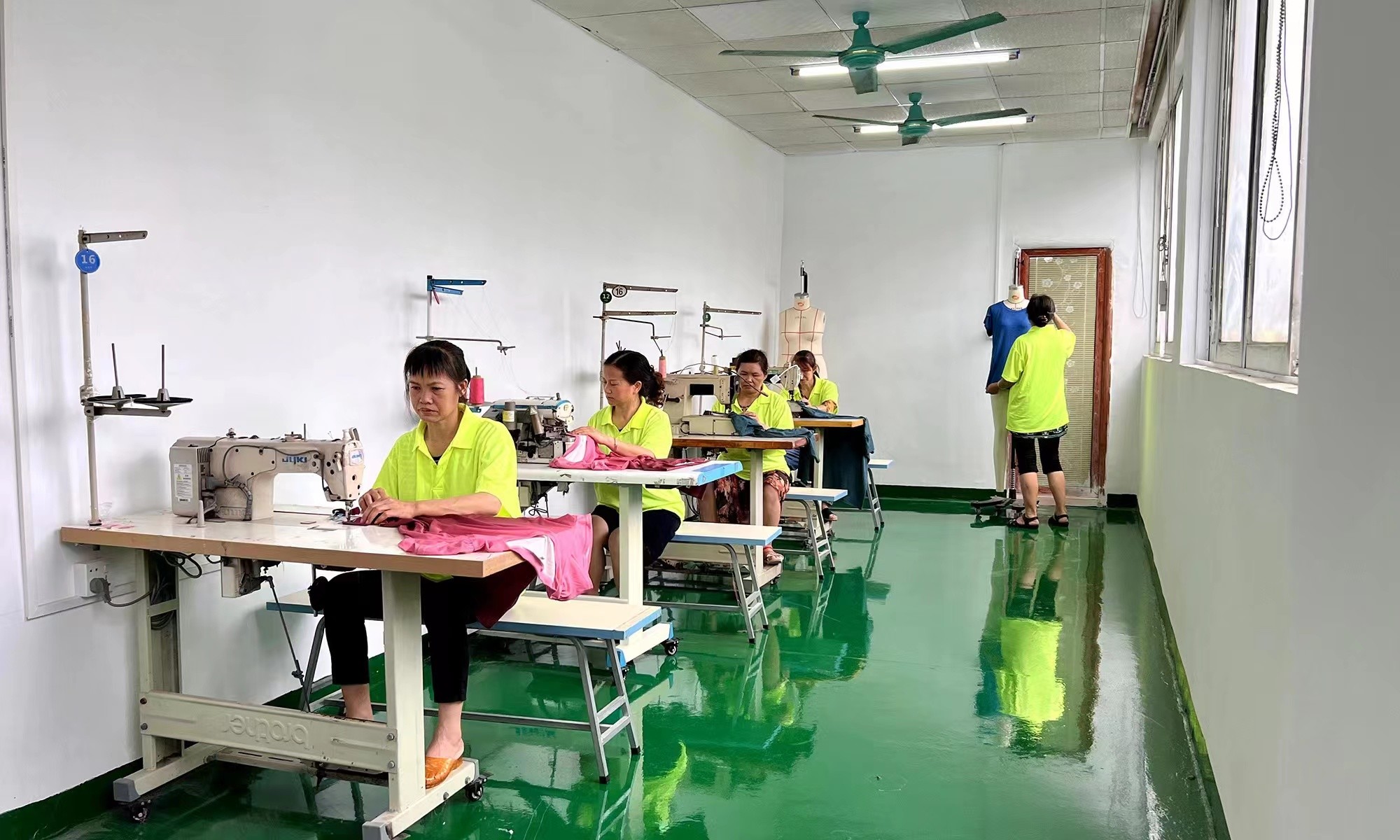 Guangzhou Vinas clothing technology Co., LTD linha de produção da fábrica
