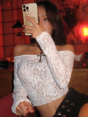T-Shirt apertado de renda Sexy Spice Lace Neckline Cutout Crop Top T-Shirt