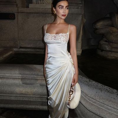 Verão personalizado Europa e Estados Unidos novo vestido francês de cetim renda sexy enrolar peito vestido de deslizamento anticlinal exposto