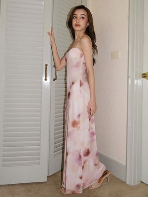 O novo estilo francês personalizado sem costas, sem mangas, vestido fino e comprido.