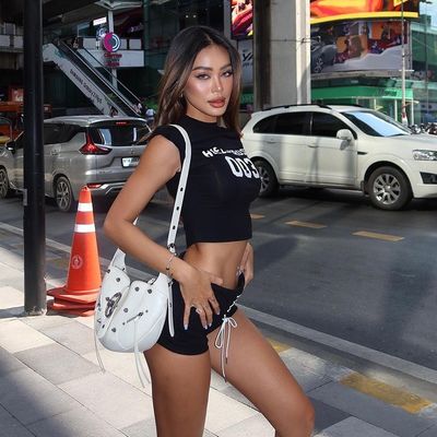 Novo nicho Hottie letra sem mangas impressão ultra curta corte camiseta superior