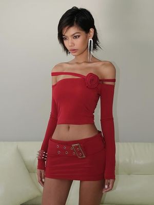 Nova moda personalizada linha flor tridimensional ombro manga longa superior ombro oblíquo colheita camiseta mulher