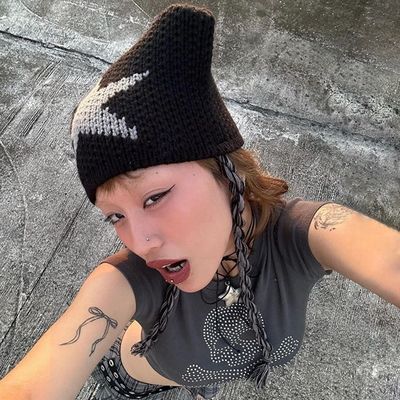 Uma nova fotografia de rua de moda, uma colheita magra, um ferro personalizado, um diamante, uma camiseta de mangas curtas.