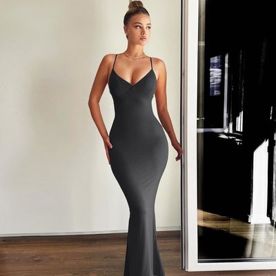 Uma saia de rabo de peixe de cor sólida, um vestido sexy.