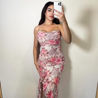 Novo vestido de moda com estampas florais e estribo.