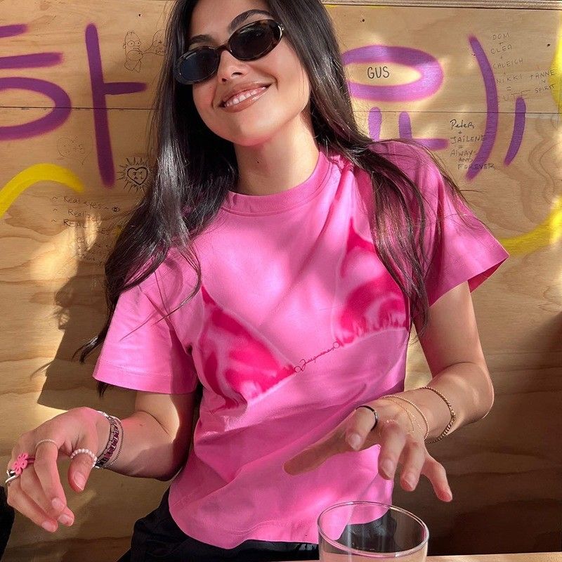 Camiseta confortável com estilo decal Impressão sexy de pescoço redondo de manga curta