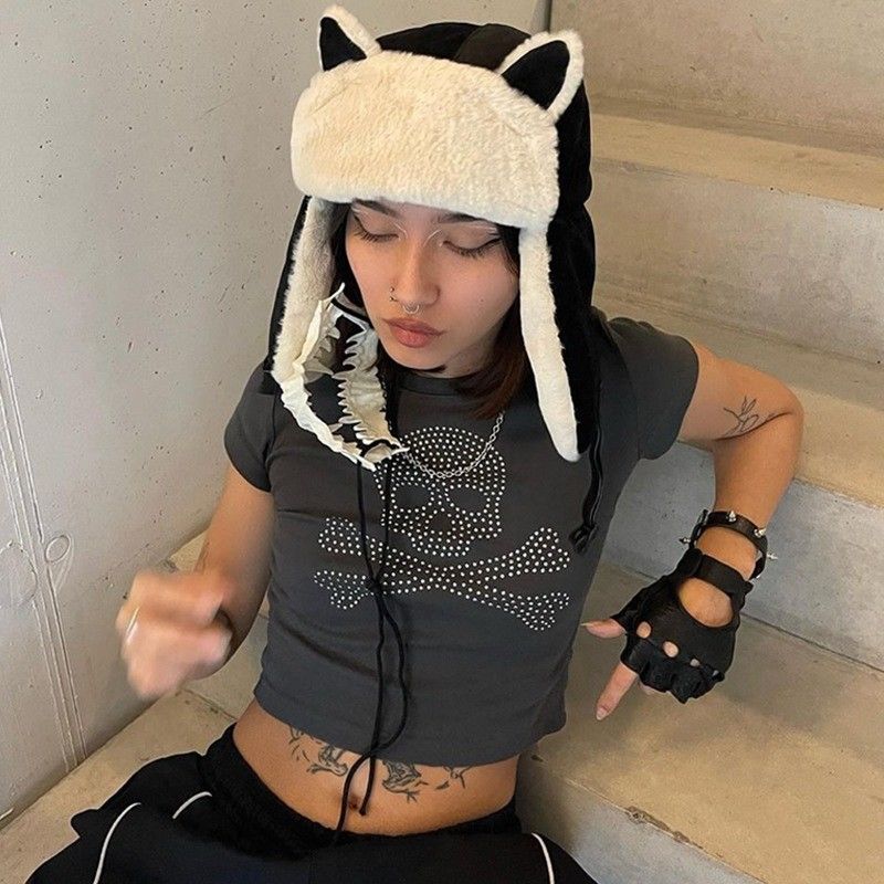 Uma nova fotografia de rua de moda, uma colheita magra, um ferro personalizado, um diamante, uma camiseta de mangas curtas.